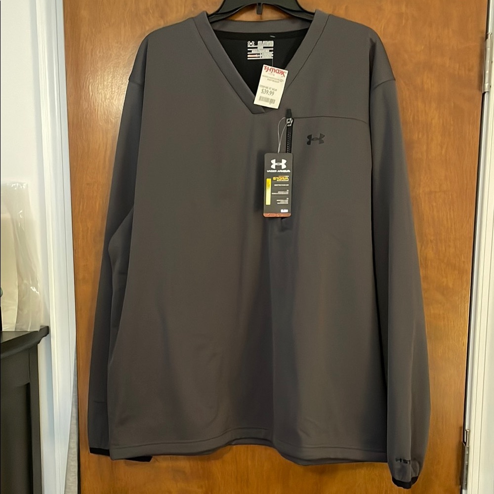 Men’s Under Armour pullover v neck jacket. Lightweight fleece on inside.